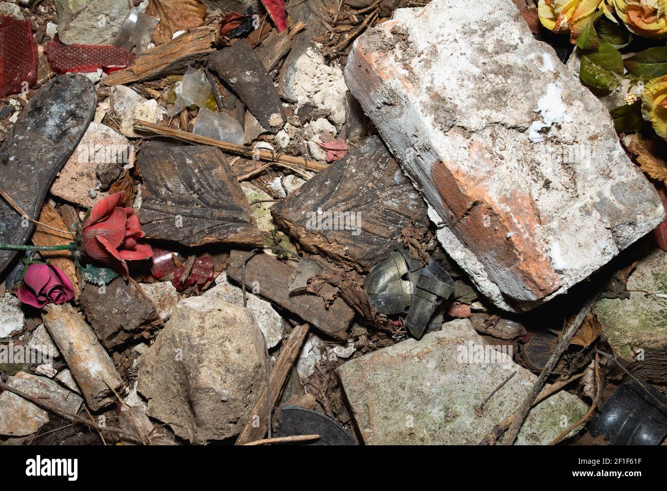 Menschliche Knochen, Kleidungsstücke, Särge im ruinierten Grab der SicinskiFamilie, königliche Menschliche Knochen, Kleidungsstücke, Särge im ruinierten Grab der SicinskiFamilie, königliche