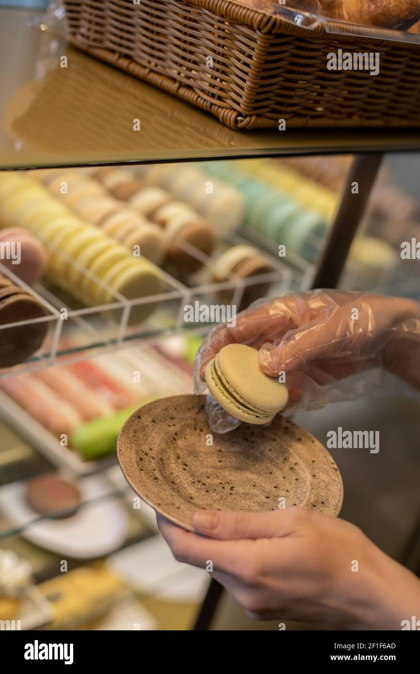 Viele bunte Macaron eclair in Glas Vitrine im Süßwarenladen Nahaufnahme Kuchen Cookie Assortiment Stockfoto