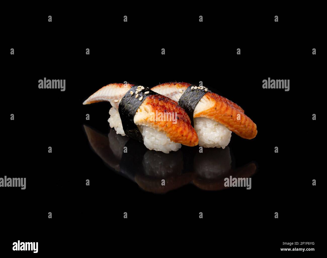 Japanische Meeresfrüchte Sushi nigiri, auf schwarzem Hintergrund. Stockfoto