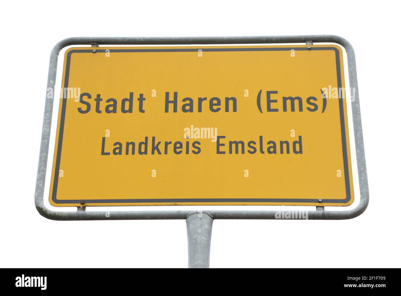 Haren, Deutschland. März 2021, 08th. Ansicht eines Ortsnamens. Haren (Ems) wurde von 1945 bis 1948 von Polen besetzt, obwohl Polen selbst keine Besatzungsmacht in Deutschland war. Haren' wurde drei Jahre lang 'Maczków'. Wie das zustande kam und wie das Leben in dieser polnischen Enklave war, beleuchtet die Ausstellung 'Haren/Maczków 45/48'. Kredit: Friso Gentsch/dpa/Alamy Live Nachrichten Stockfoto