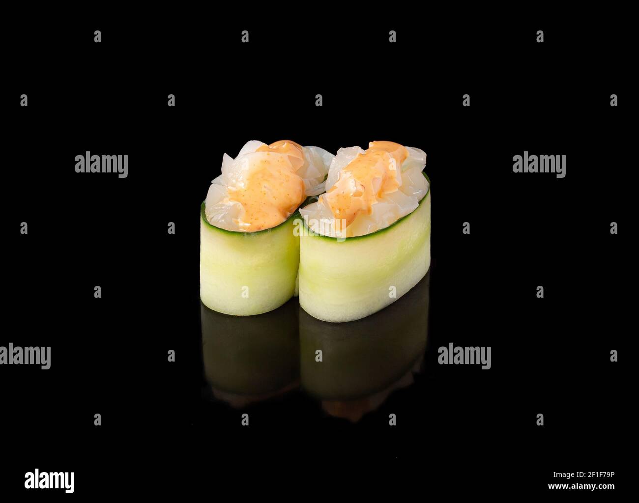 Gunkan Maki Sushi mit schwarzem Hintergrund Stockfoto