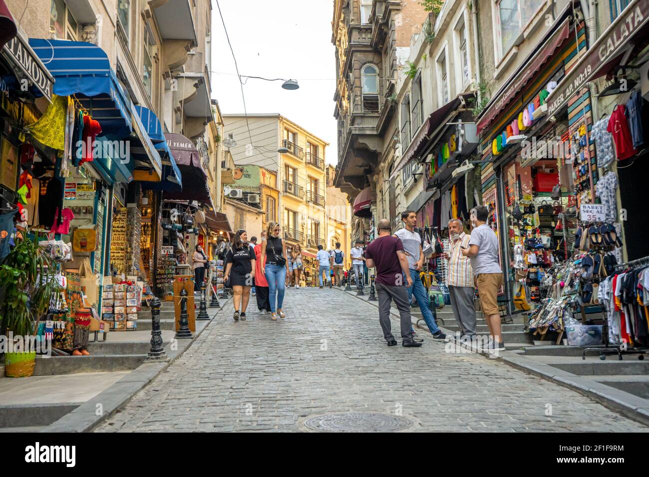 Sommer Blick auf die Straße des zentralen Teils von Istanbul. Sultanahmet. Türkei, Istanbul - 21.07.2020 Stockfoto