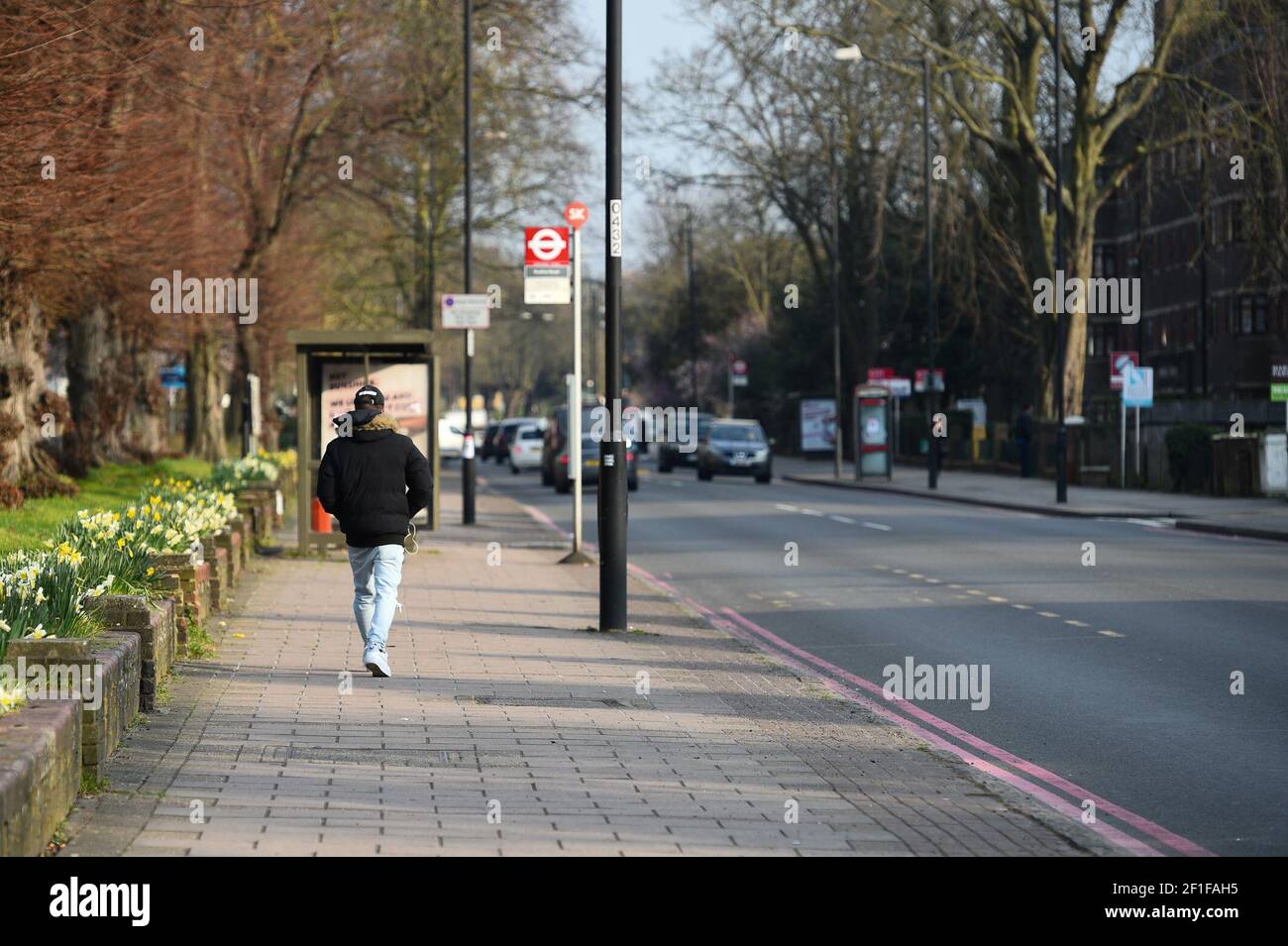 Ein Mann geht entlang der A205 Poynders Road, vorbei an der Kreuzung mit Cavendish Road in Clapham, Süd-London, nachdem neue CCTV der vermissten Frau Sarah Everard, 33, entdeckt wurde. Sarah verließ das Haus eines Freundes in Clapham, Süd-London, am Mittwochabend um etwa 9pm Uhr und begann zu Fuß nach Brixton. Bilddatum: Montag, 8. März 2021. Stockfoto