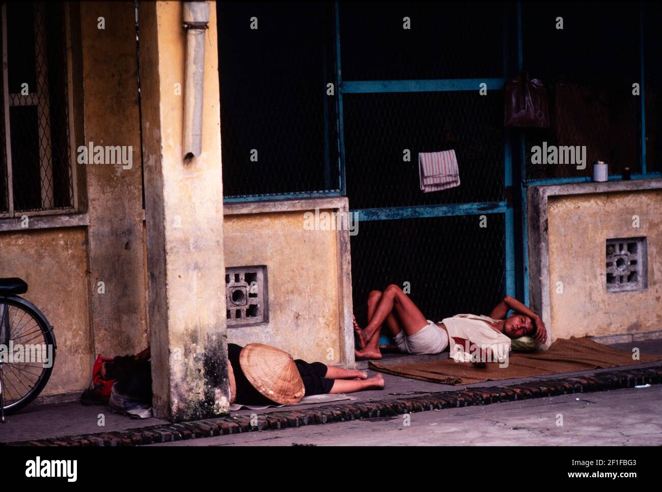 Während der Siesta am frühen Nachmittag, Hanoi, Nordvietnam, die Hitze des Tages ausschlafen Stockfoto