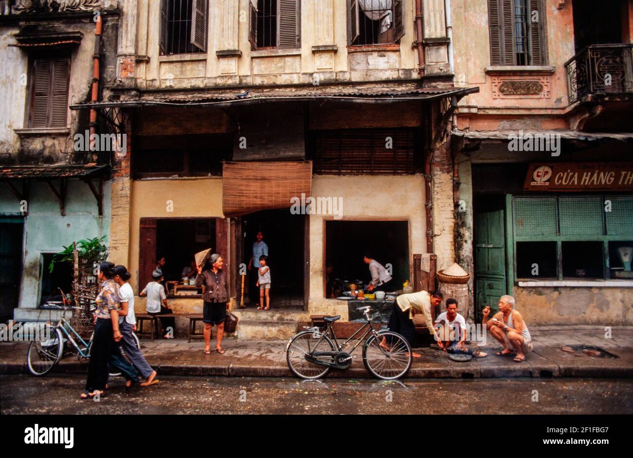 Straßenszene, Hanoi Hinterstraße, Nordvietnam, Juni 1980 Stockfoto