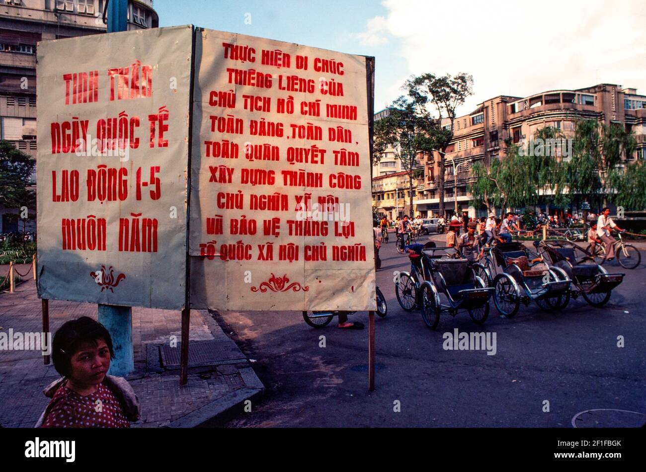 Erfüllen Sie die heilige Mission von Präsident Ho Chi Minh Street Poster, Hanio, Nord-Vietnam, Juni 1980. Stockfoto