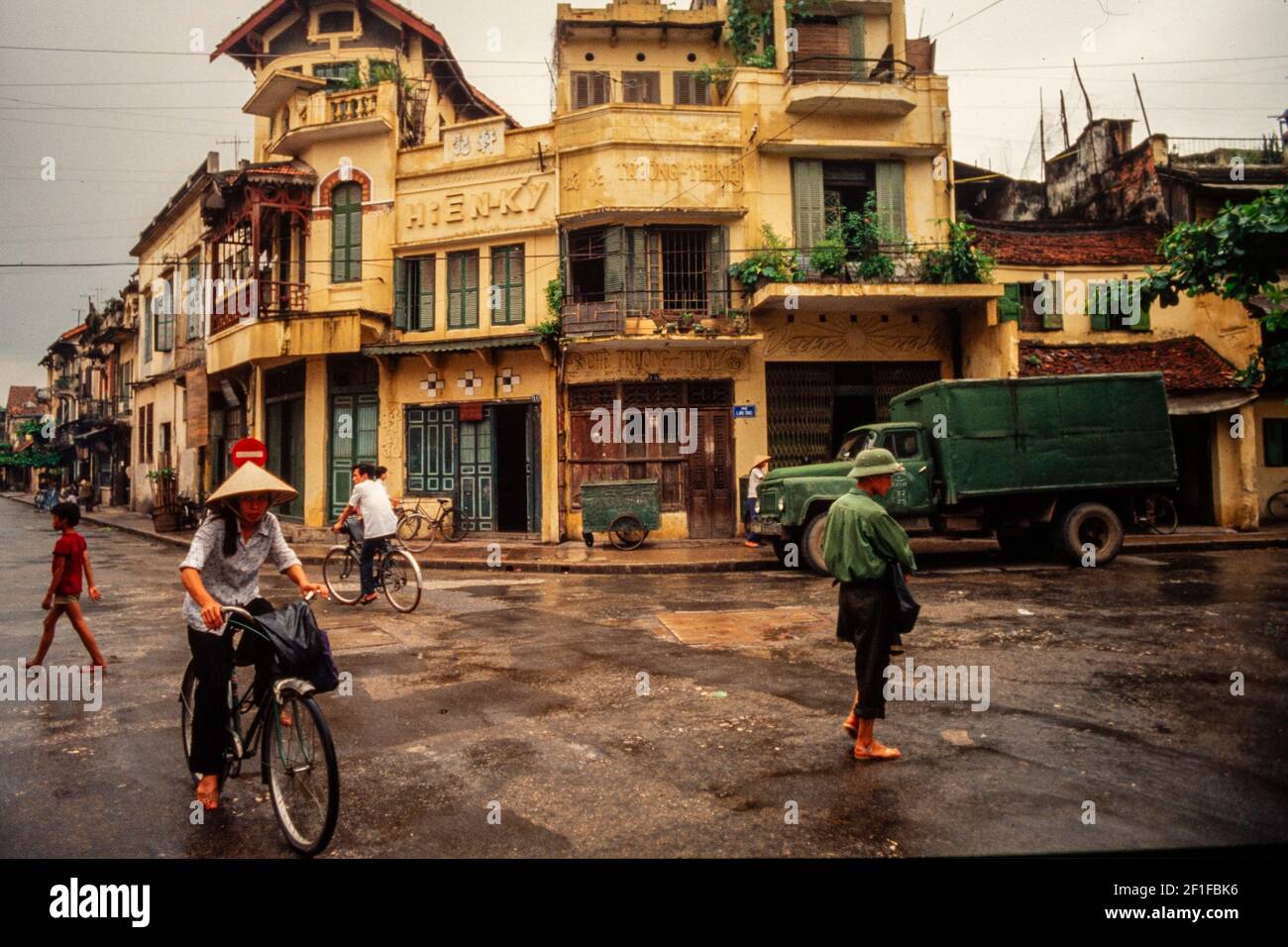 Straßenszene nach Regen, Hanoi, Nordvietnam, Juni 1980, Stockfoto