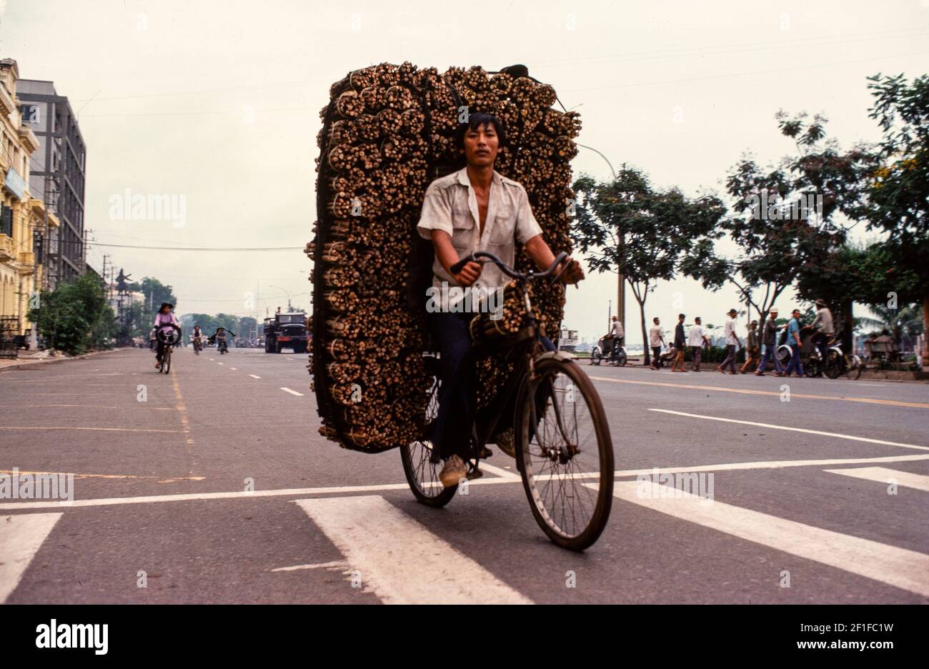 Radlader mit Holzbündeln, Hanoi, Nordvietnam, Juni 1980 Stockfoto
