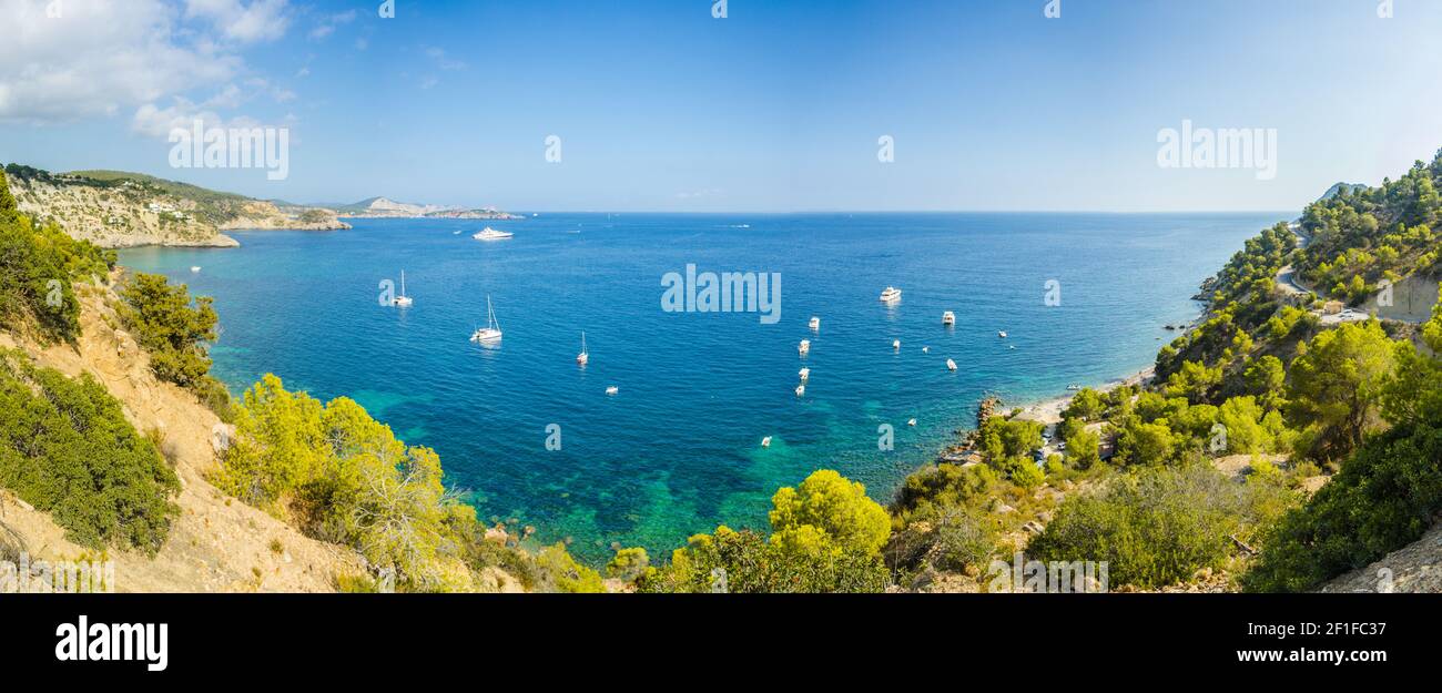 Mediterranes Panorama auf Ibiza, Balearen. Stockfoto