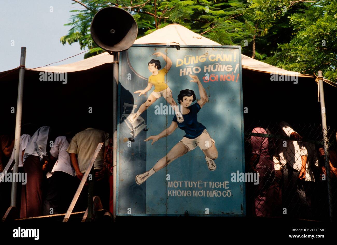 Gymnastik-Display, Werbung selbst als "spannend", und "zögern Sie nicht" Hanoi, Nord-Vietnam, Juni 1980 Stockfoto