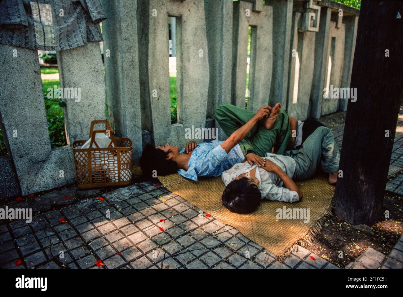 Junge Männer, die sich in der Hitze des Tages ausruhen, Hanoi, Nordvietnam, Juni 1980 Stockfoto