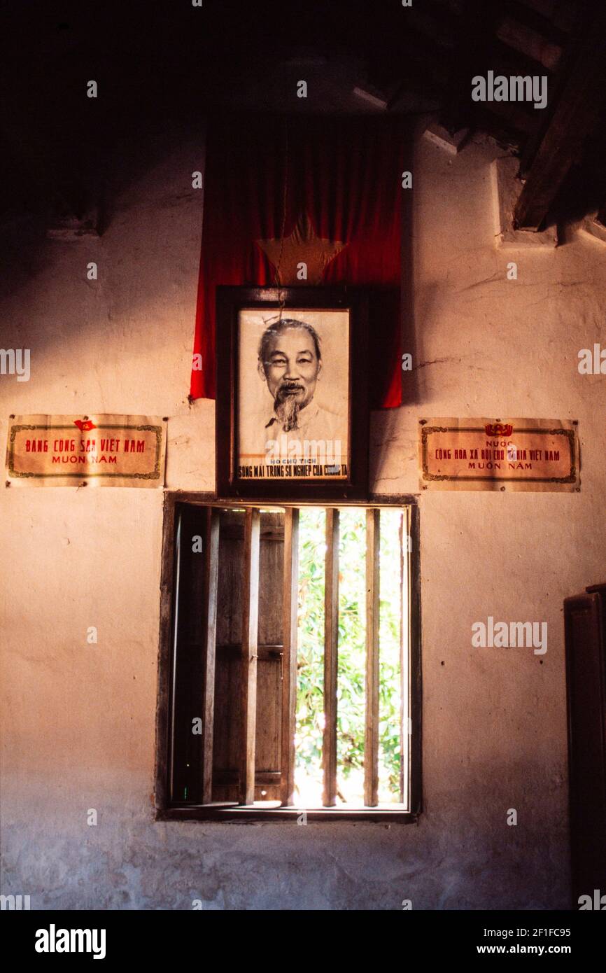 Plakat von Ho Chi Minh in einem Büro, Hanoi, Nordvietnam, Juni 1980 Er diente als Premierminister von Nordvietnam von 1945 bis 1955 und Präsident von 1945 bis 1969. Stockfoto
