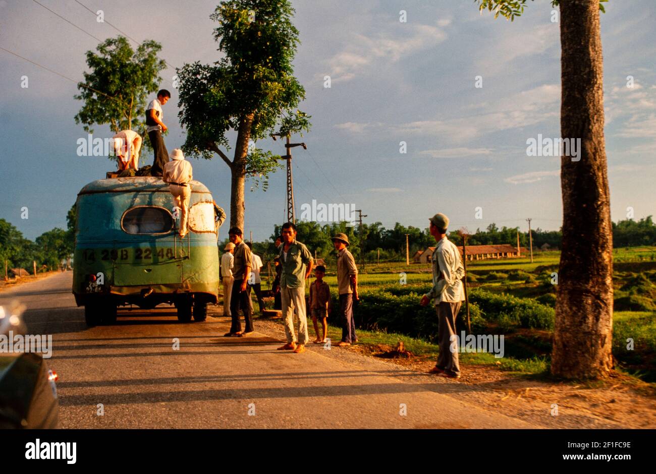 Polizei überprüft einen Bus, auf einer Landstraße, Nordvietnam, Juni 1980 Stockfoto