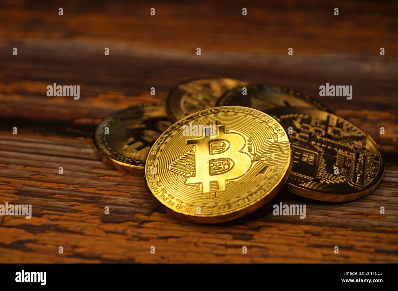 Makro-Ansicht von Gold und Silber Farbe glänzende Münzen mit Bitcoin-Symbol Stockfoto