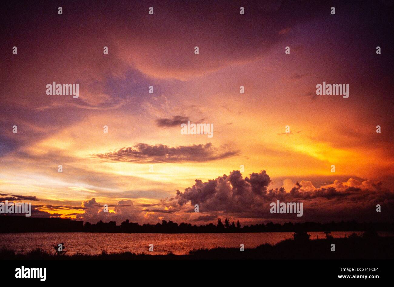 Wolken bei Sonnenuntergang, Nordvietnam, Juni 1980 Stockfoto
