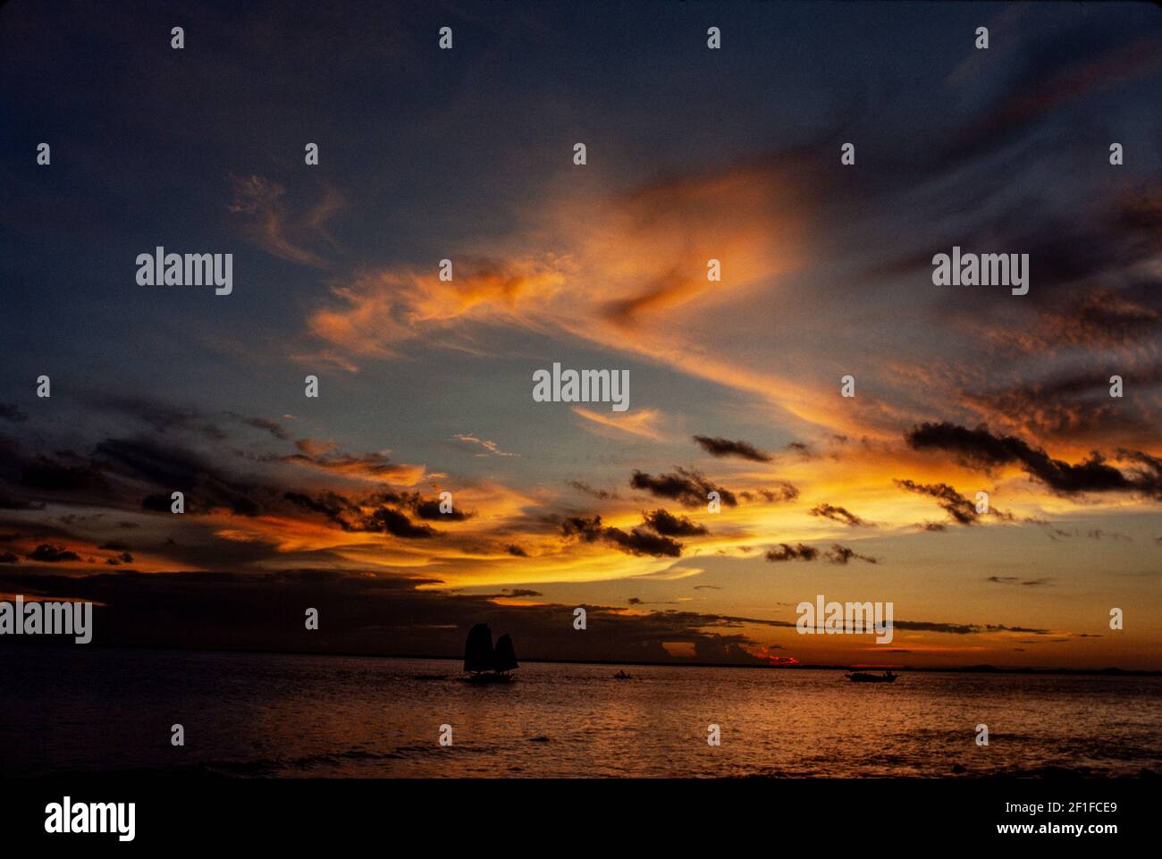 Ein Fischerboot bei Sonnenuntergang, Nordvietnam, Juni 1980 Stockfoto