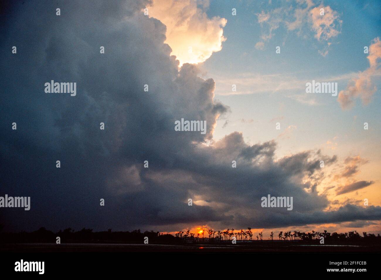 Wolken bei Sonnenuntergang, Nordvietnam, Juni 1980 Stockfoto