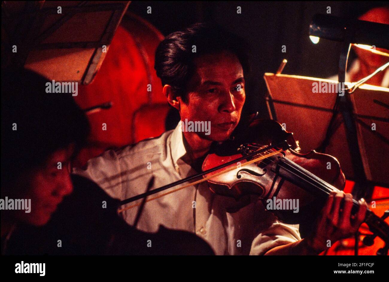 Ein Geiger spielt während eines Konzerts im Hanoi Opera House, Hanoi, Nordvietnam, Juni 1980 Stockfoto