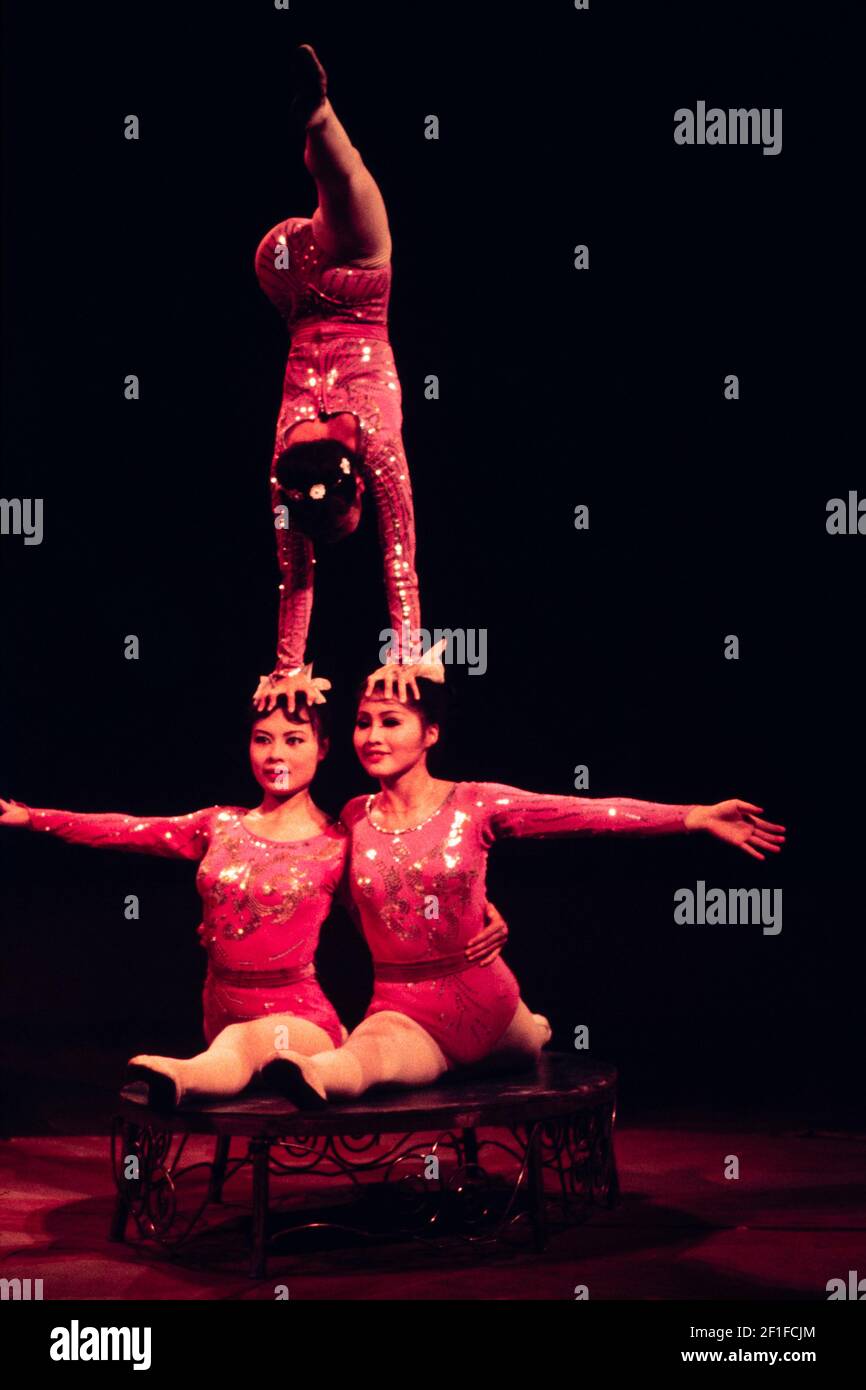 Frauen Turnerinnen, die im Hanoi Opera House, Hanoi, Nordvietnam, Juni