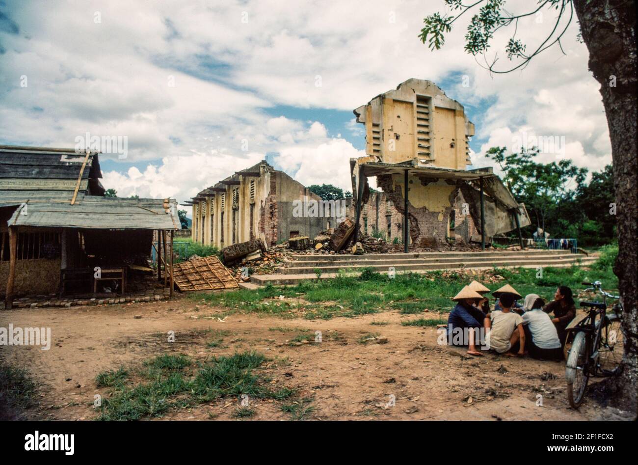 Gebäude beschädigt während Chinas Invasion von Nord-Vietnam, wahrscheinlich in lang Son im Jahr zuvor, Juni 1980 Stockfoto