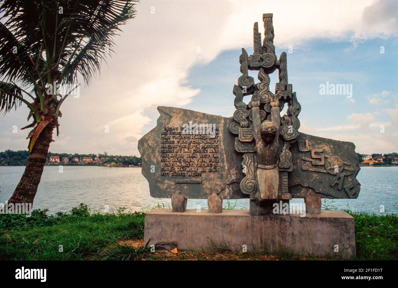Denkmal zum Gedenken an den Abschuss eines amerikanischen Kriegsflugzeugs, Nordvietnam, Juni 1980 Stockfoto