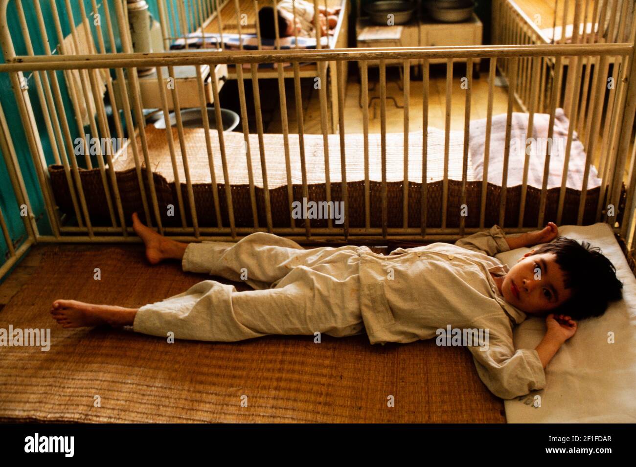 Chilren in der TB-Station im Hanoi Krankenhaus, Hanoi, Nordvietnam, Juni 1980 Stockfoto