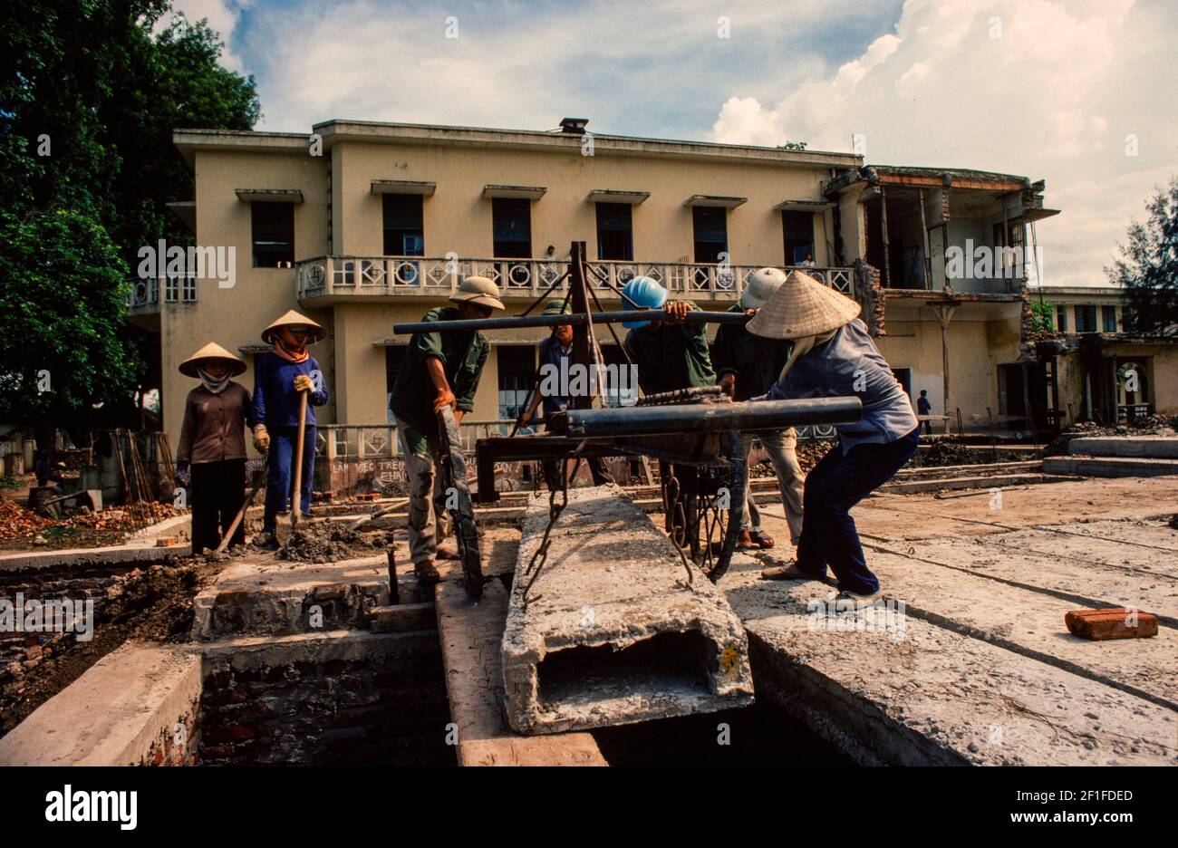 Schäden durch US-Luftangriffe während des Vietnamkrieges werden im Hanoi Krankenhaus, Hanoi, Nordvietnam, Juni 1980 repariert Stockfoto