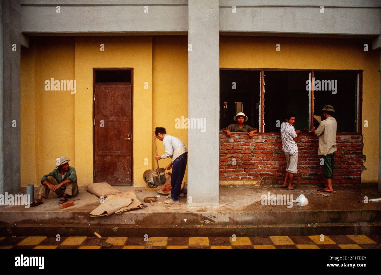 Schäden durch US-Luftangriffe während des Vietnamkrieges werden im Hanoi Krankenhaus, Hanoi, Nordvietnam, Juni 1980 repariert Stockfoto