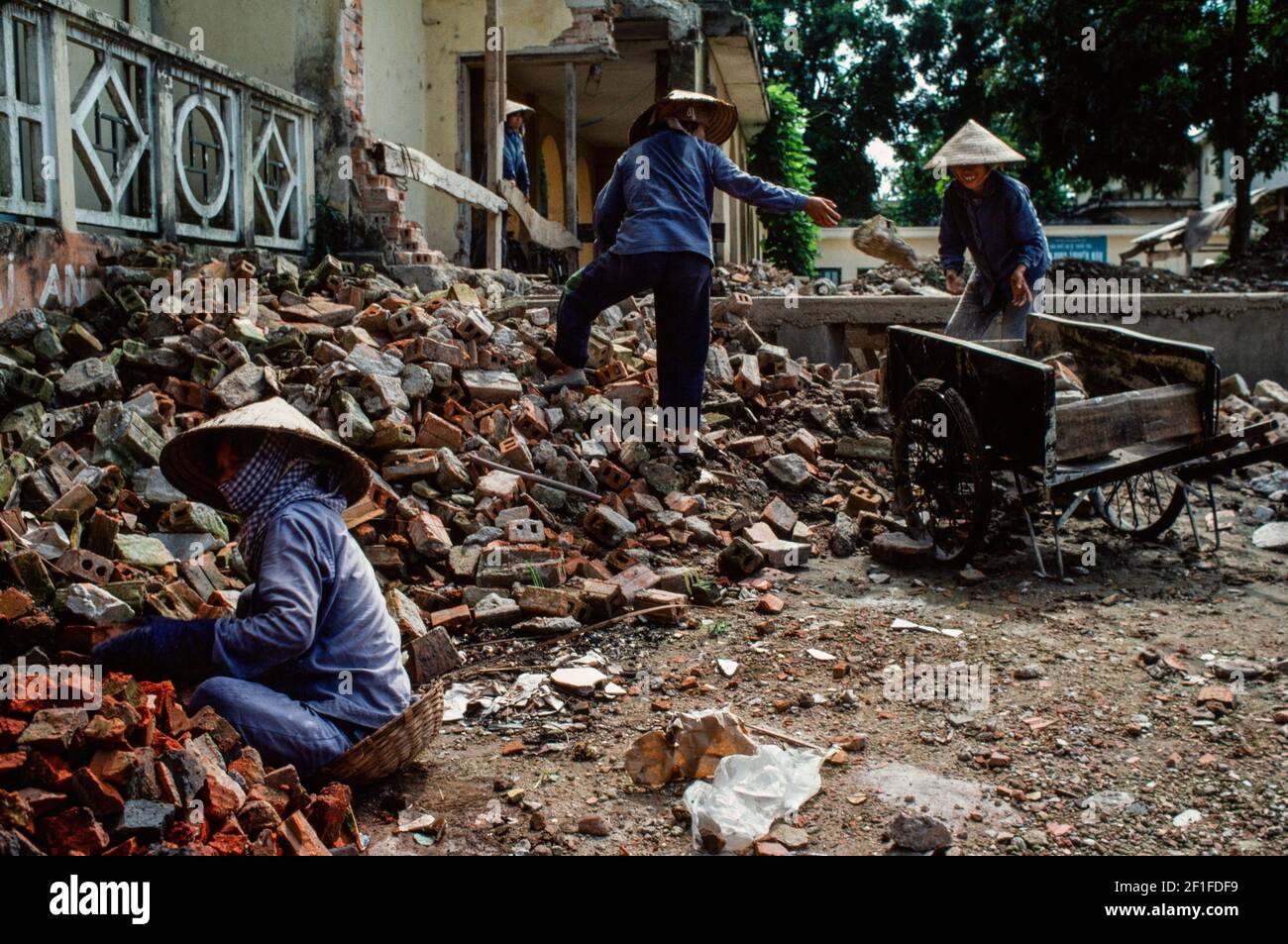 Schäden durch US-Luftangriffe während des Vietnamkrieges werden im Hanoi Krankenhaus, Hanoi, Nordvietnam, Juni 1980 repariert Stockfoto