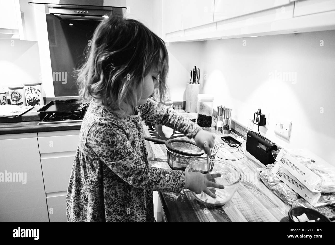 Junges Mädchen von 4 Jahren lernen zu backen Kuchen in der Küche Stockfoto
