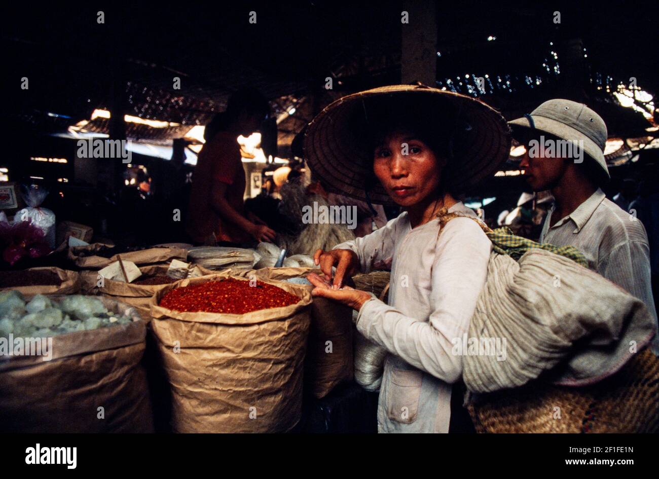 Kauf von Gewürzen auf dem Hauptmarkt der Stadt, Ho Chi Minh City, Vietnam, Juni 1980 Stockfoto