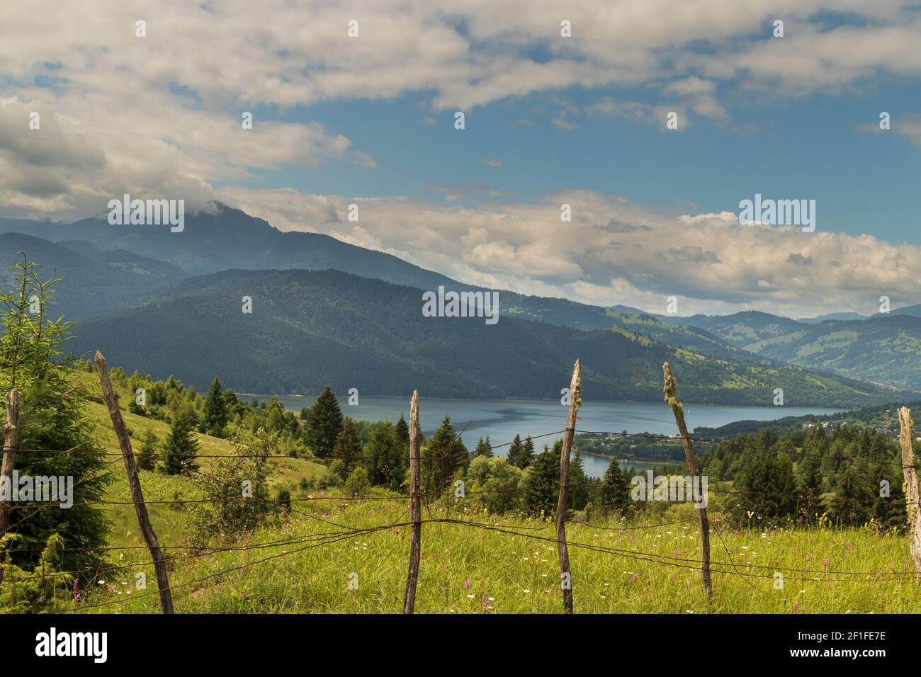Der Berg und der See. Rumänien, Ceahlau und Izvorul Muntelui See. Stockfoto