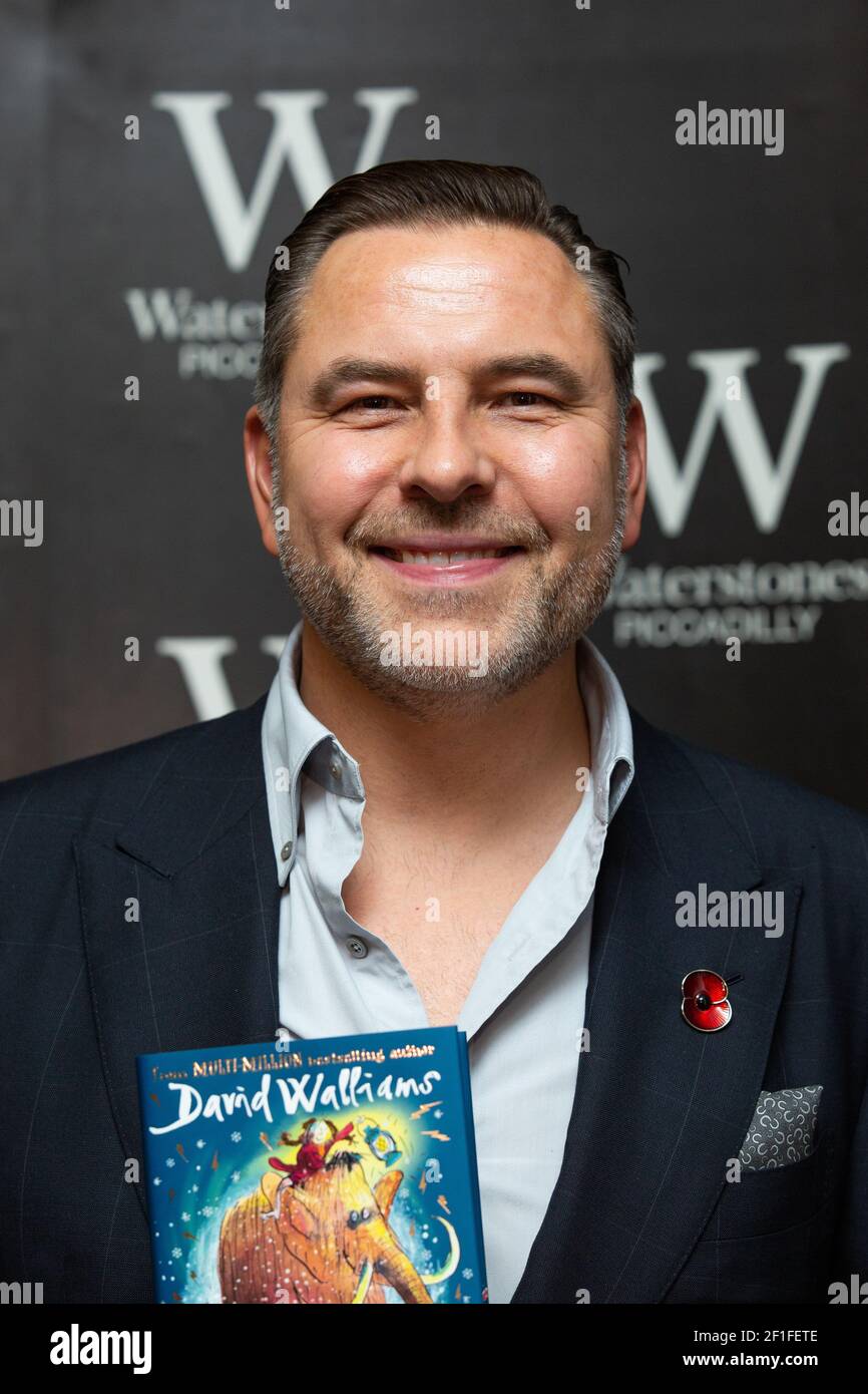 David Walliams mit seinem Buch "das Eismonster" im Waterstones Piccadilly in London, wo er Unterschriften unterschrieb. Bildnachweis sollte lauten: Katie Collins/EMPICS/Alamy Stockfoto