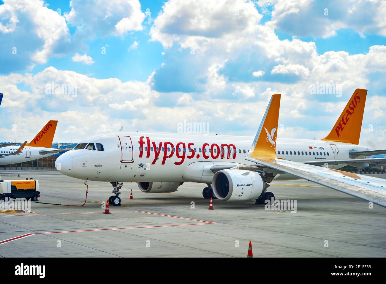 Fly Pegasus Flugzeug Parken am türkischen Flughafen. Türkei, Istanbul - 21.07.2020 Stockfoto