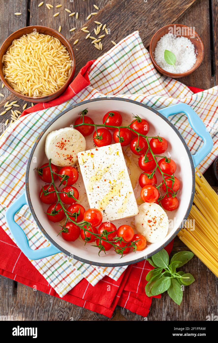 Feta-Käse mit frischen Weintomaten und Knoblauch Stockfoto