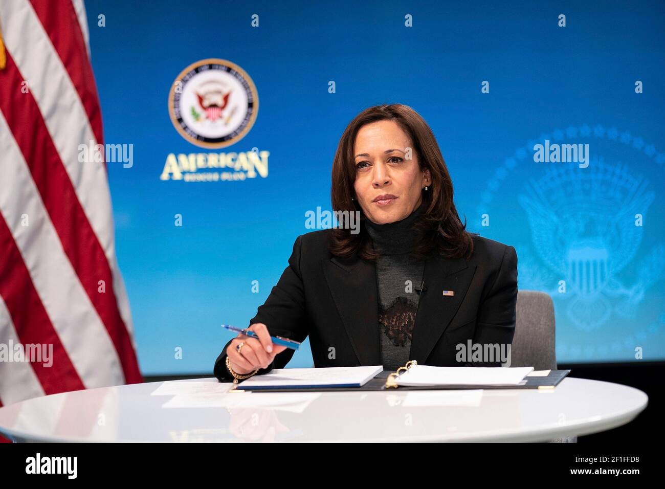 US-Vizepräsidentin Kamala Harris nimmt an einem virtuellen Rundtisch mit Führungsgruppen von Frauen Teil, um den amerikanischen Rettungsplan im South Court Auditorium im Eisenhower Executive Office Building im Weißen Haus zu diskutieren, 18. Februar 2021 in Washington, D.C. Stockfoto