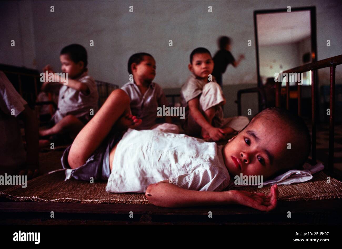 Kinder in einem Waisenhaus in Ho Chin Minh City, Südvietnam, Juni 1980 Stockfoto