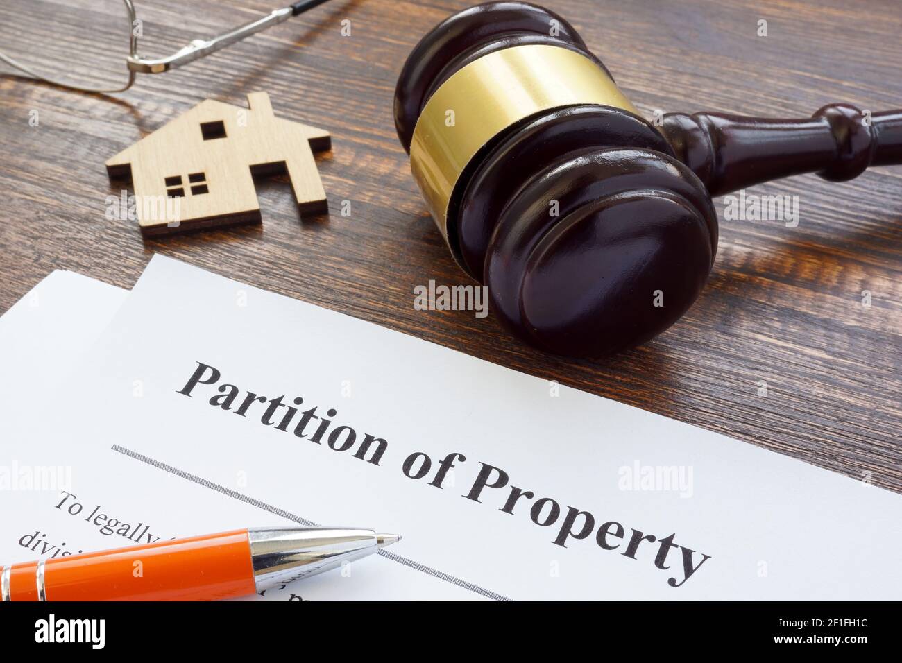 Aufteilung des Grundstücks Vereinbarung, gavel und Haus Modell. Stockfoto