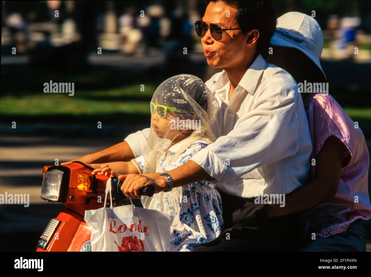 Im Zentrum von Ho-Chi-Minh-Stadt dominieren Motorcycles den geschäftigen Verkehr, Oktober 1995 Stockfoto