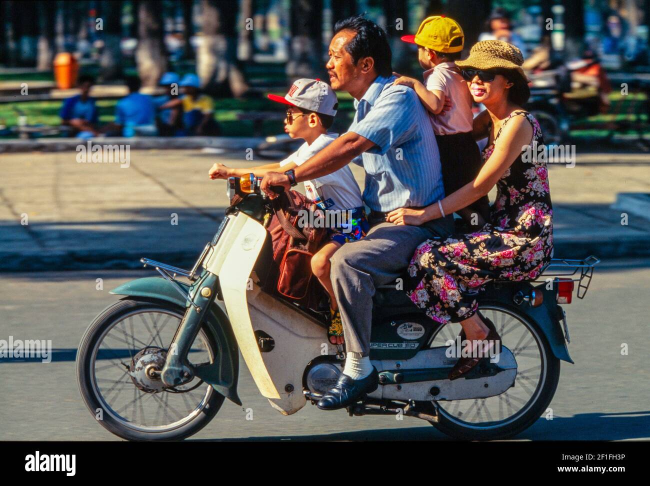 Im Zentrum von Ho-Chi-Minh-Stadt dominieren Motorcycles den geschäftigen Verkehr, Oktober 1995 Stockfoto