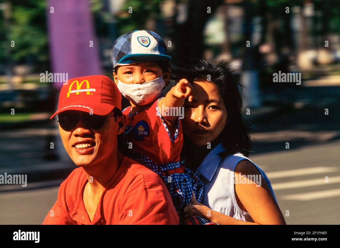 Im Zentrum von Ho-Chi-Minh-Stadt dominieren Motorcycles den geschäftigen Verkehr, Oktober 1995 Stockfoto