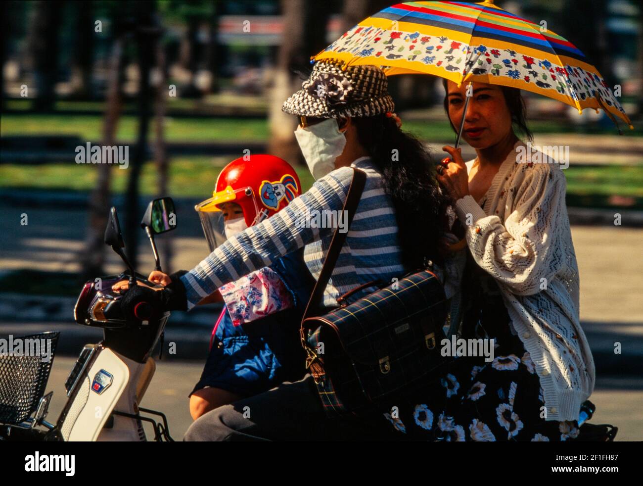Im Zentrum von Ho-Chi-Minh-Stadt dominieren Motorcycles den geschäftigen Verkehr, Oktober 1995 Stockfoto