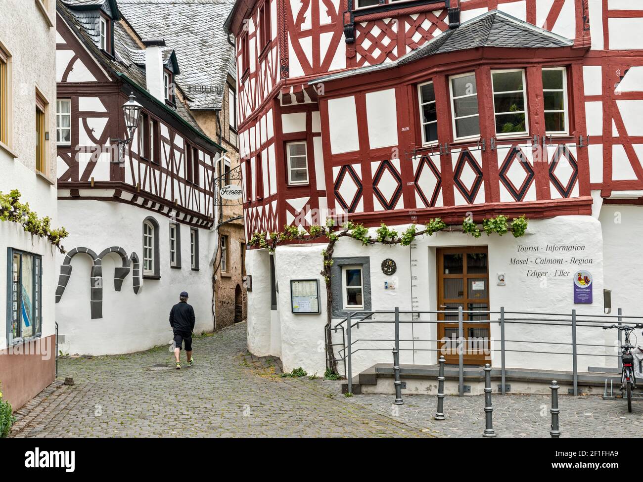 Fachwerkhäuser in Ediger, Gemeinde Ediger-Eller, Moseltal, Rheinland-Pfalz, Deutschland Stockfoto