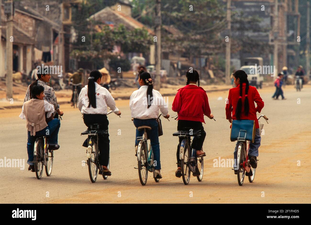 Studentinnen auf dem Heimweg vom College, Ho Chi Minh City, Oktober 1995g Stockfoto