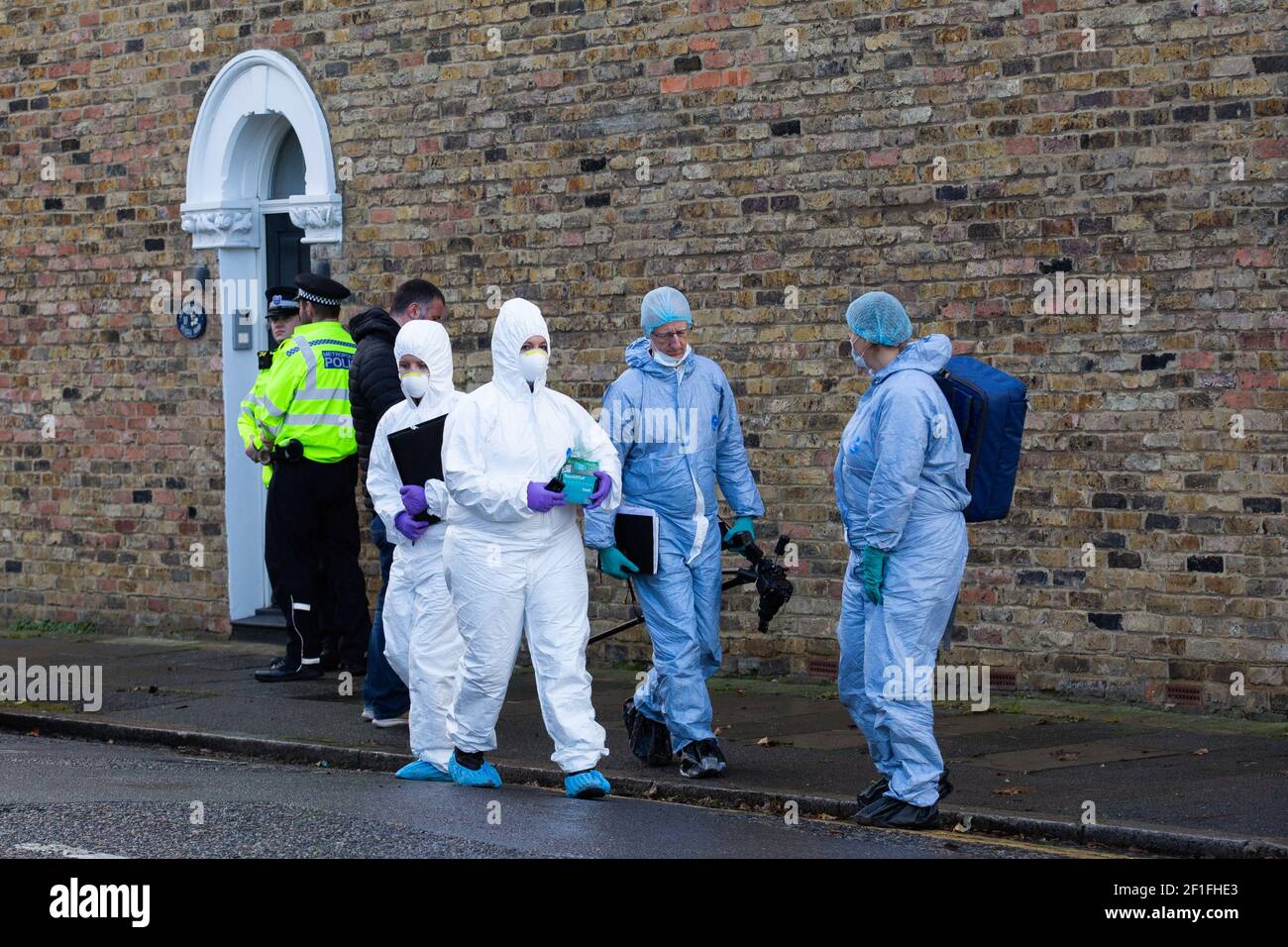 Szenen von Kriminalbeamten, die in der Nähe der Haydons Road, Wimbledon, nach einer Polizeioperation und Schießerei in der Gegend am 3. Dezember 2018 aufgenommen wurden. Bildnachweis sollte lauten: Katie Collins/EMPICS/Alamy Stockfoto