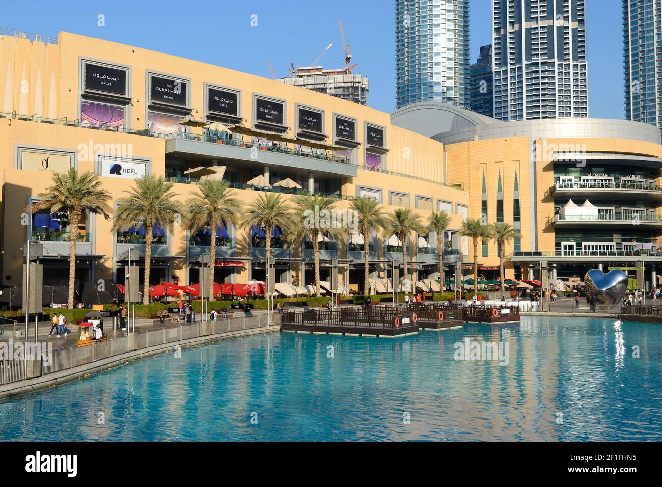 Die Uferpromenade der Dubai Mall befindet sich in Dubai, Vereinigte Arabische Emirate. Außenansicht des Emaar-Grundstücks. Stockfoto