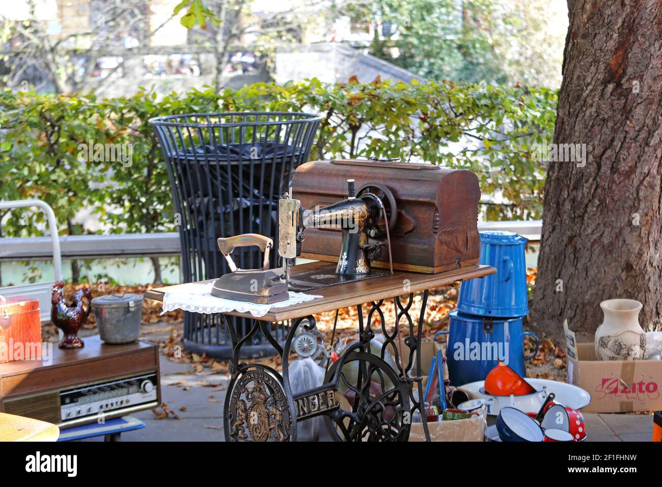 Ljubljana, Slowenien - 12. Oktober 2014: Alte Singer-Sägemaschine auf dem Antiquitätenmarkt in Ljubljana, Slowenien. Stockfoto