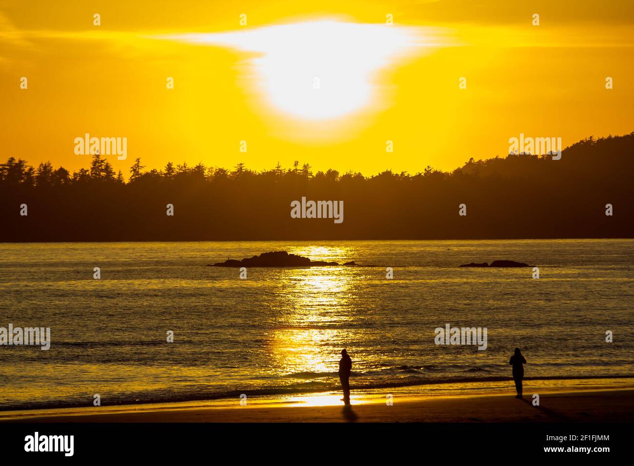 Leute auf einem Sonnenuntergangsspaziergang am Long Beach in der Nähe von Tofino British Columbia im Pacific Rim National Park, Long Beach, pacific Rim, National Park, People o Stockfoto