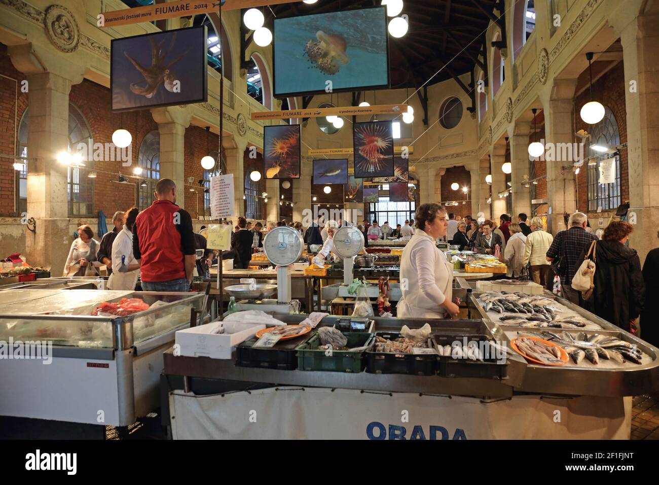 Rijeka, Kroatien - 17. Oktober 2014: Menschen Einkaufen für Meeresfrüchte in der Fischmarkthalle in Rijeka, Kroatien. Stockfoto