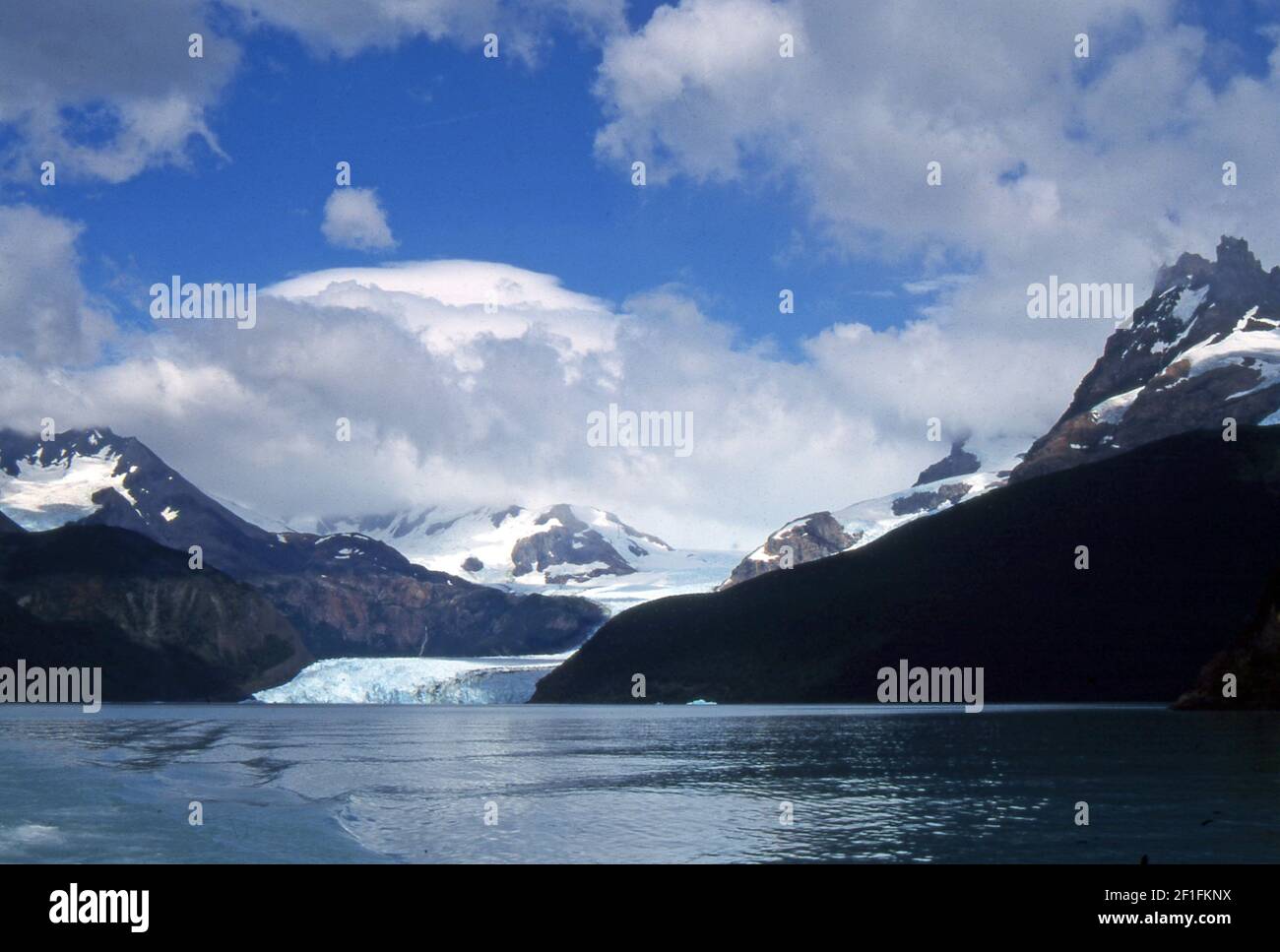 Patagonien Argentinien, Provinz Santa Cruz. Argentino Lake (gescannt von Farblider) Stockfoto